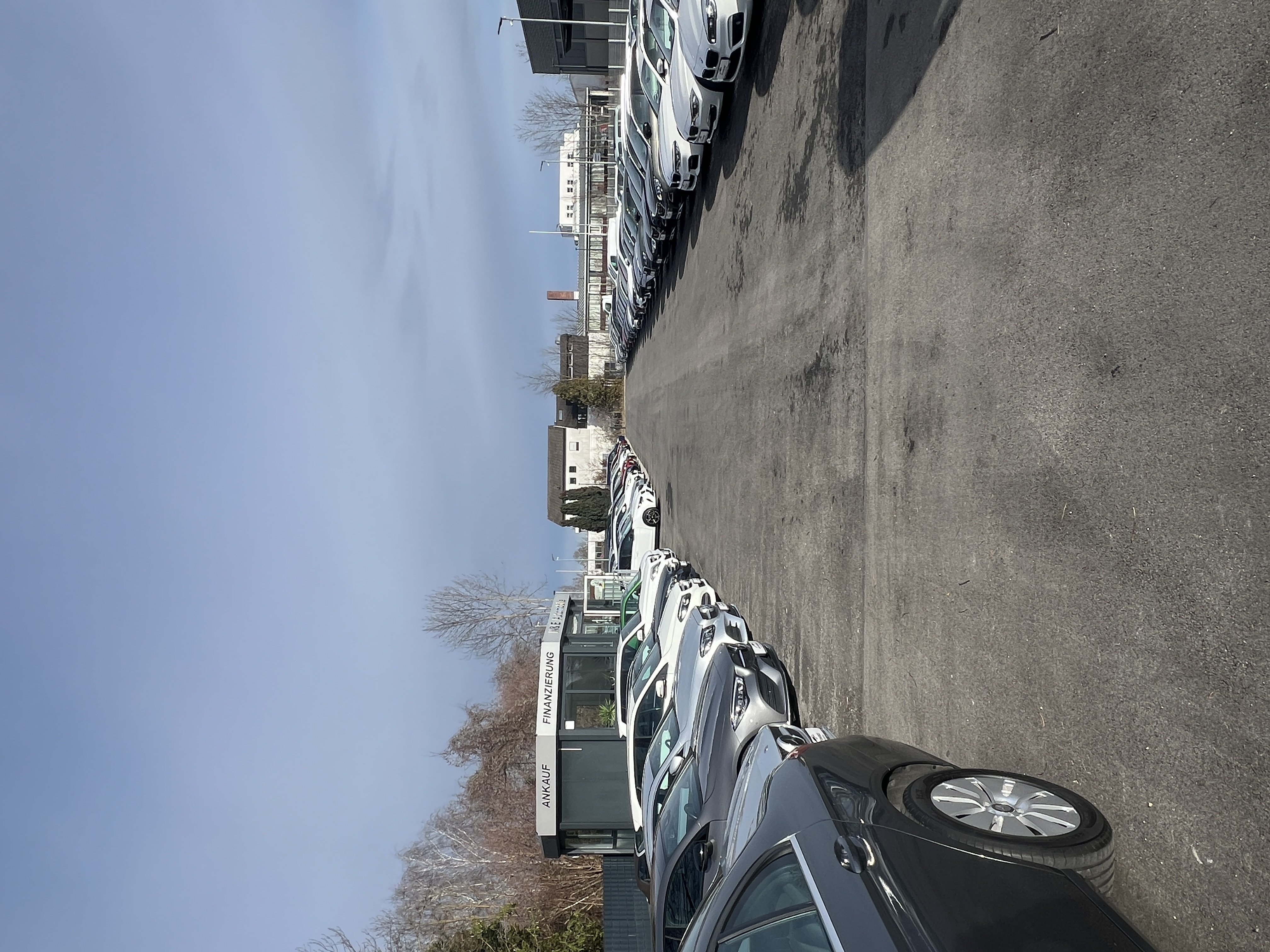 Fahrzeuge auf dem Platz